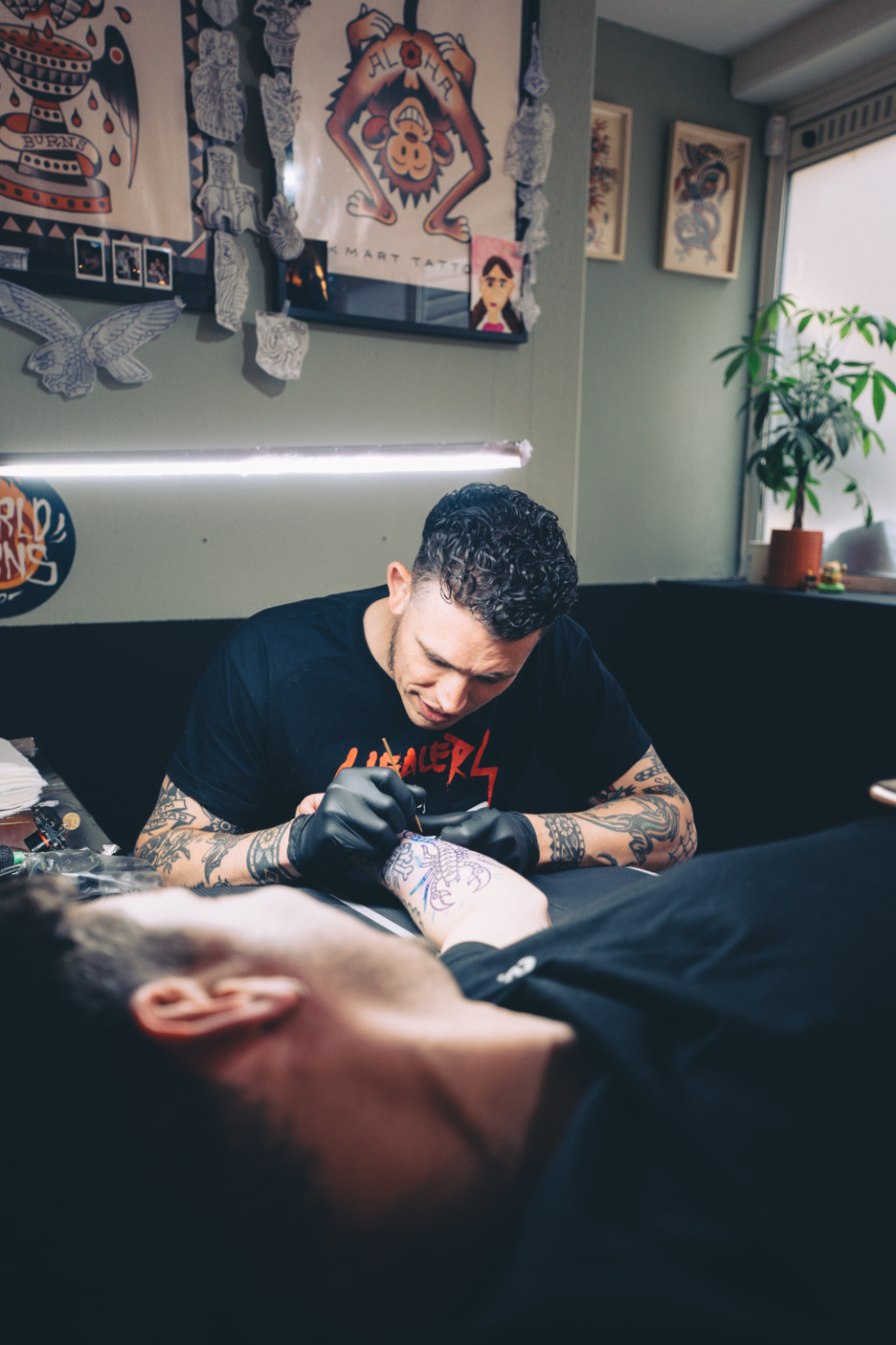Nik Mart zet een tattoo bij True Spirit Tattoo in Barendrecht