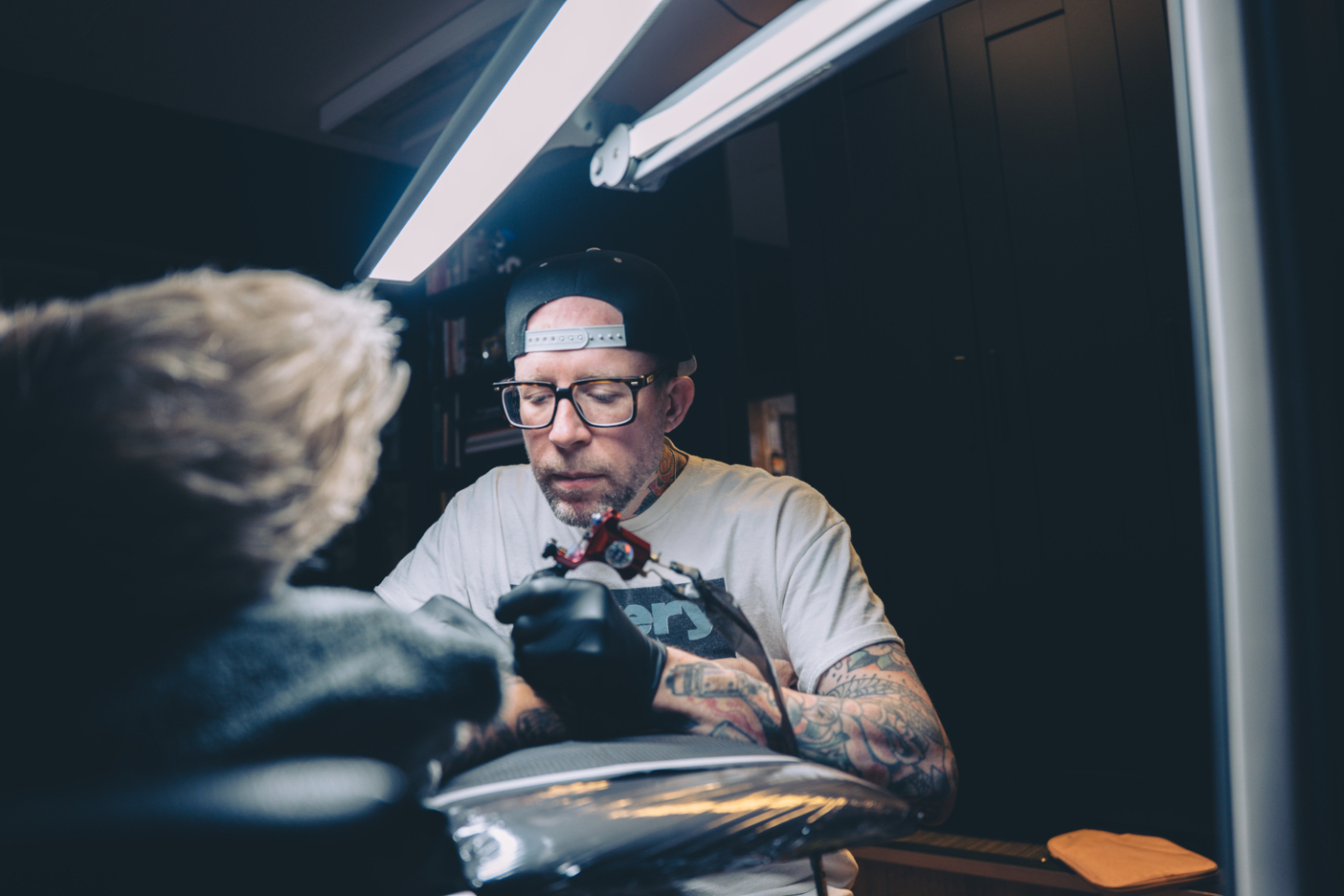 Ernst (stayxgold) zet een tattoo bij True Spirit Tattoo in Barendrecht