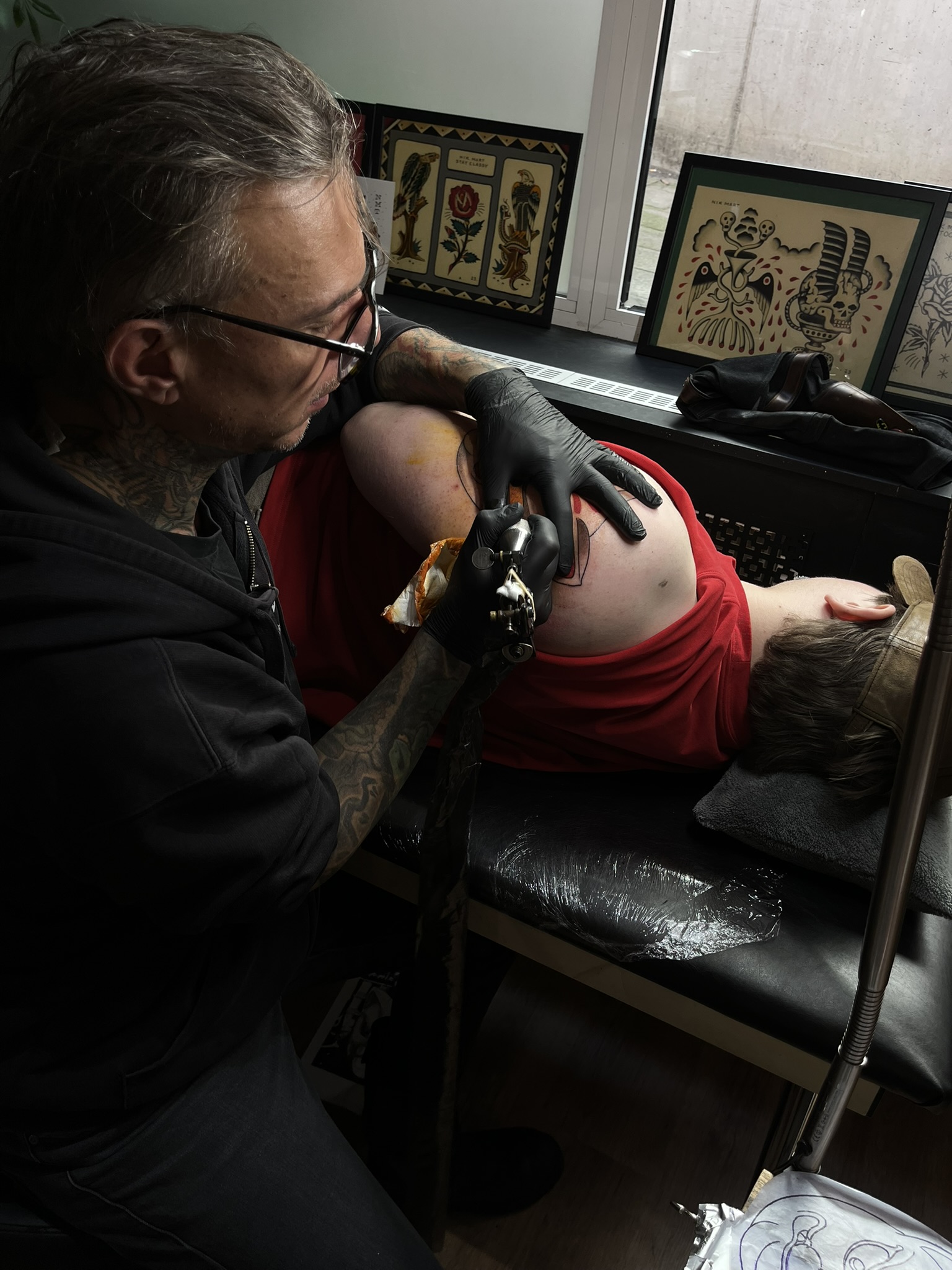 Daan Verbruggen (Namakubi Tattoo) zet een tattoo bij True Spirit Tattoo in Barendrecht