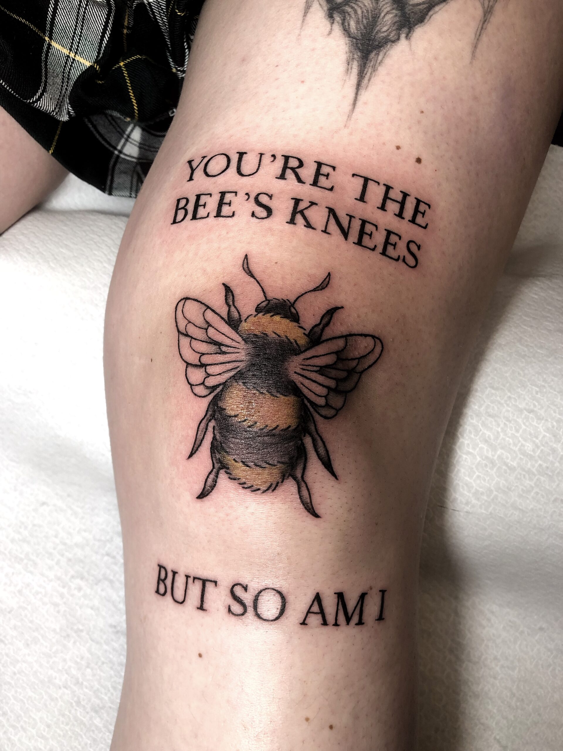 Fineline tattoo bij de knie, gezet door Famke (Ocean Tattoo) bij True Spirit Tattoo Barendrecht