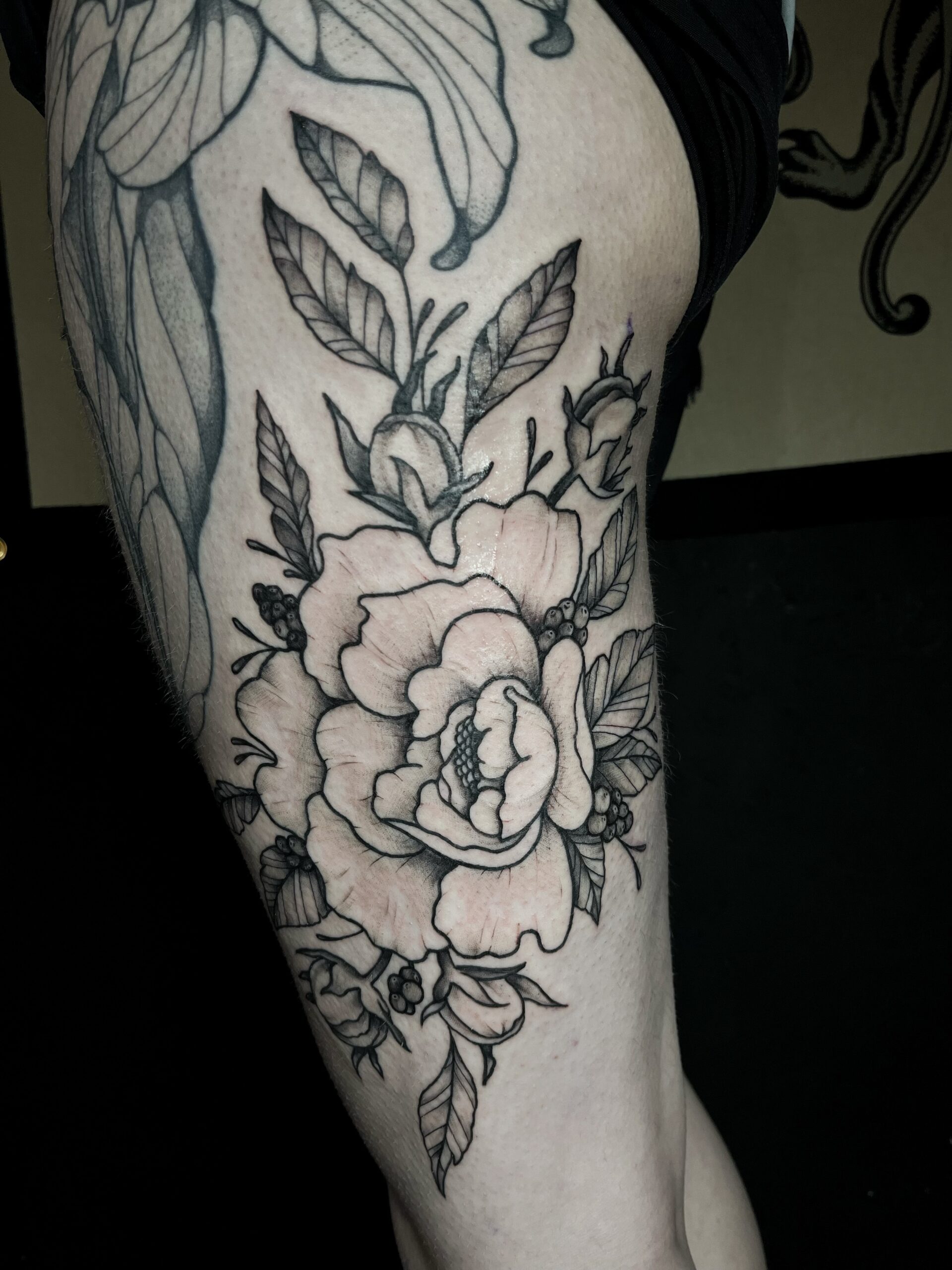 Fineline bloem tattoo op been, gezet door Famke (Ocean Tattoo) bij True Spirit Tattoo Barendrecht