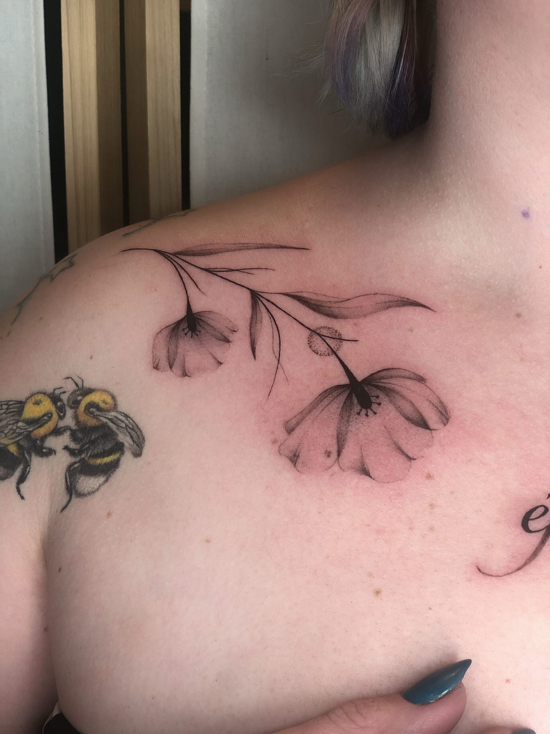 Fineline bloem tattoo op de borst, gezet door Famke (Ocean Tattoo) bij True Spirit Tattoo Barendrecht
