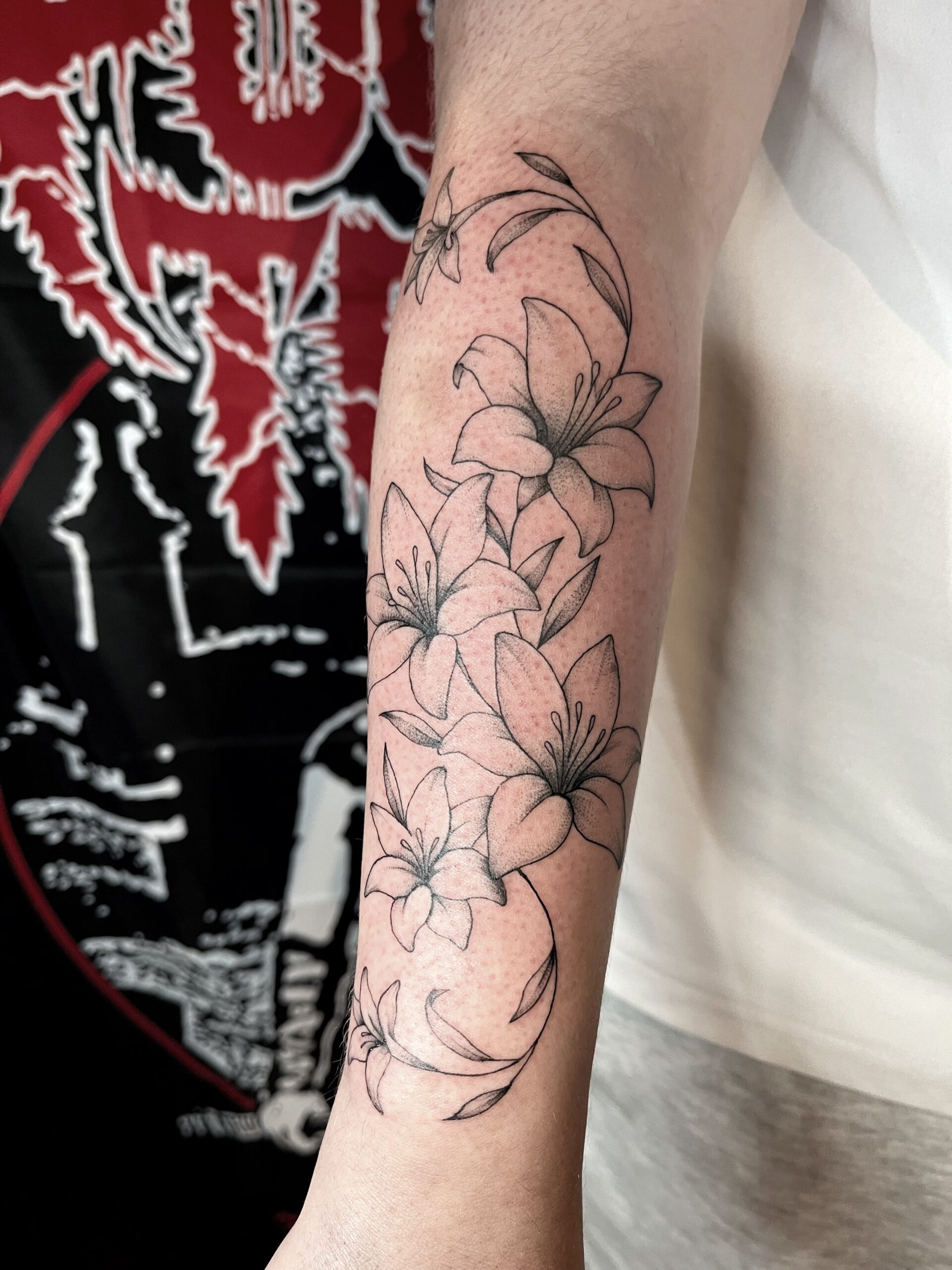 Fineline bloem tattoo op onderarm, gezet door Famke (Ocean Tattoo) bij True Spirit Tattoo Barendrecht