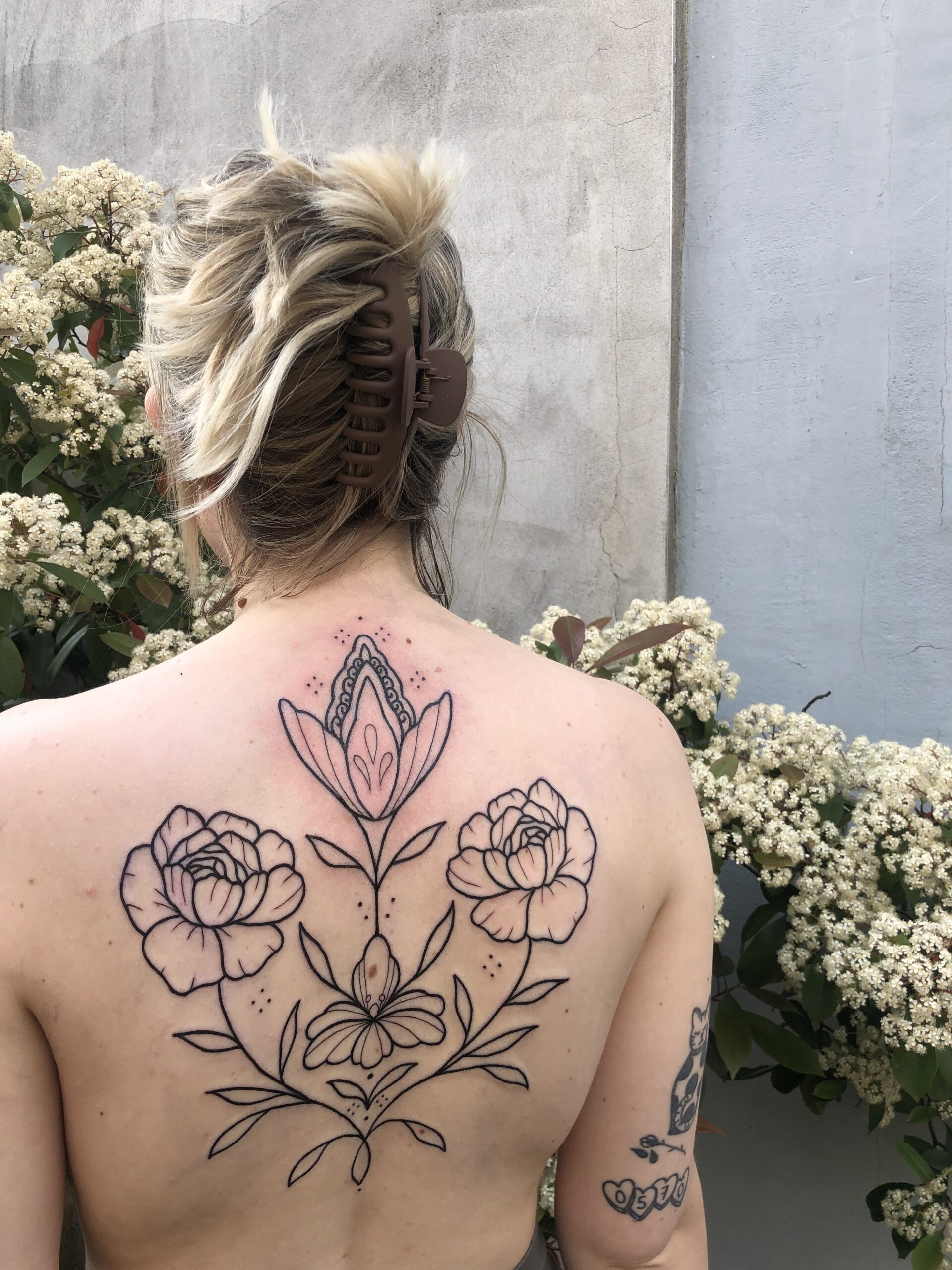 Fineline bloemen rugstuk tattoo, gezet door Famke (Ocean Tattoo) bij True Spirit Tattoo Barendrecht