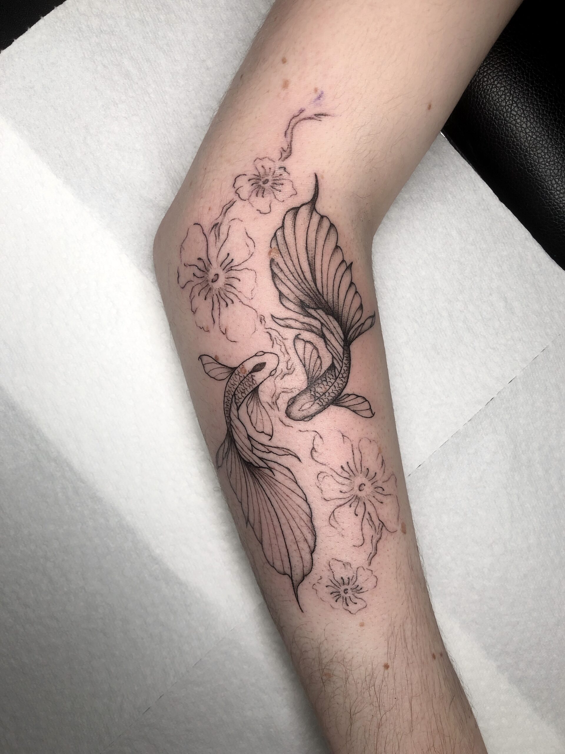 Fineline koi tattoo op onderarm, gezet door Famke (Ocean Tattoo) bij True Spirit Tattoo Barendrecht