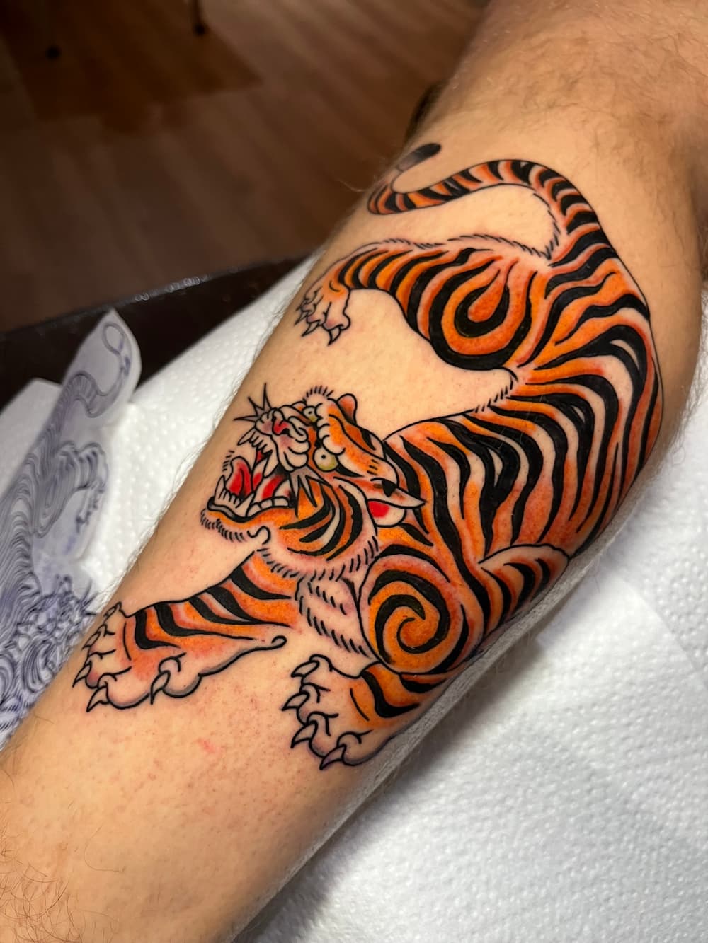 Japanse tijger tattoo op been, gezet door Ernst (stayxgold) bij True Spirit Tattoo Barendrecht