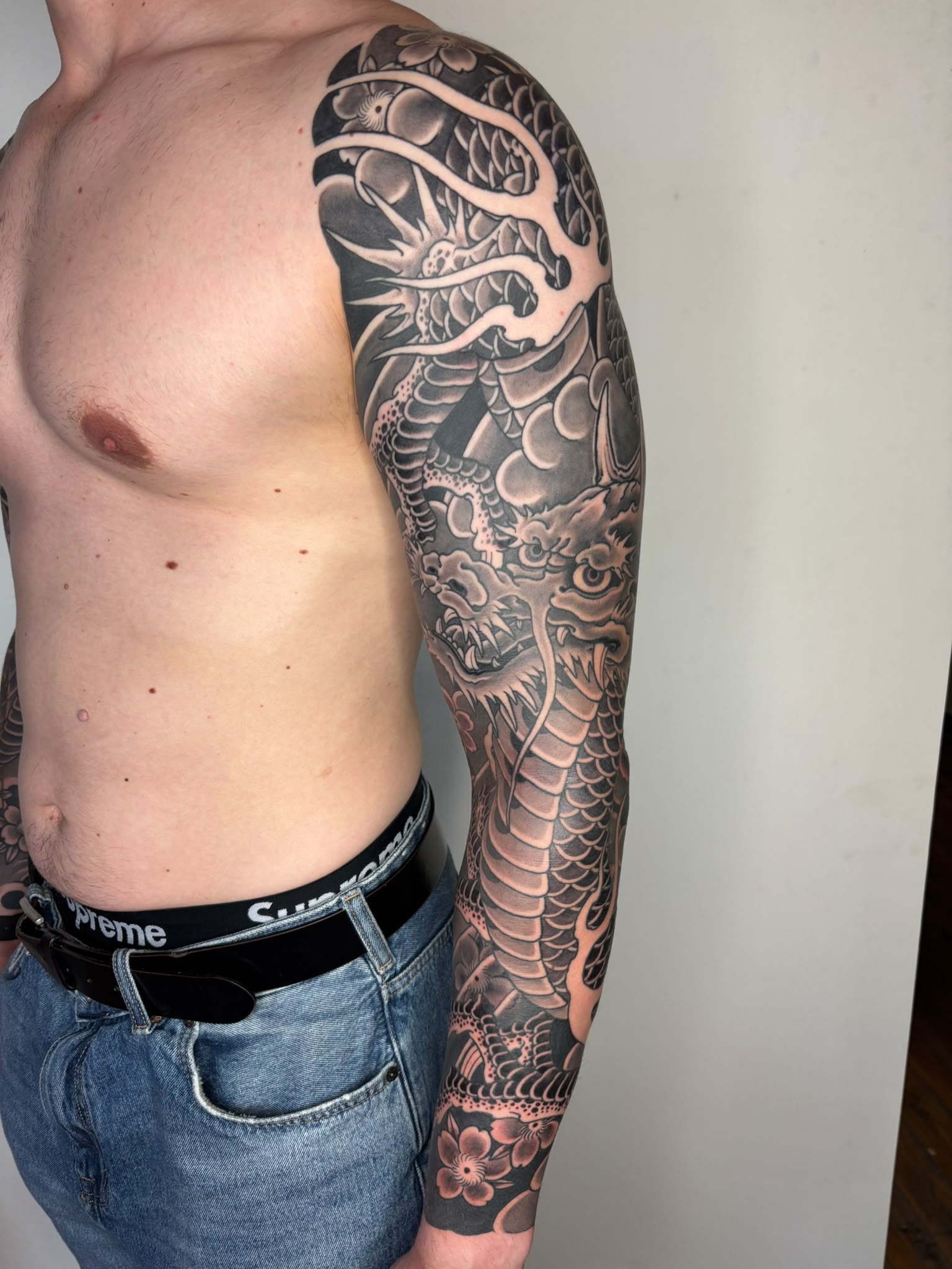 Japanse draak tattoo in black and grey op arm, gezet door Daan Verbruggen (Namakubi Tattoo) bij True Spirit Tattoo Barendrecht
