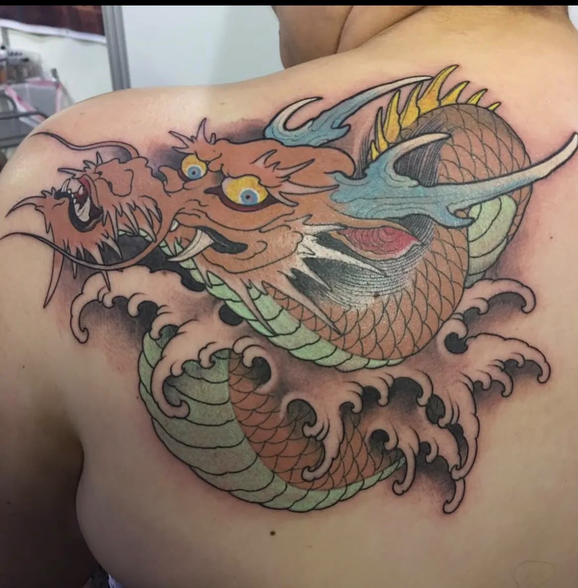 Japanse draak tattoo op schouder, gezet door Daan Verbruggen (Namakubi Tattoo) bij True Spirit Tattoo Barendrecht