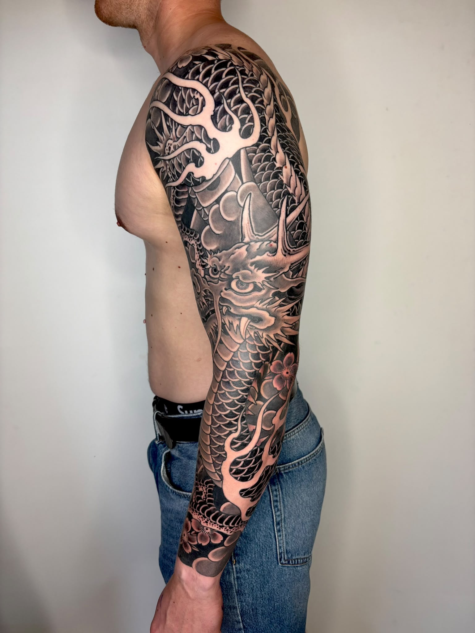 Japanse draak sleeve tattoo, gezet door Daan Verbruggen (Namakubi Tattoo) bij True Spirit Tattoo Barendrecht