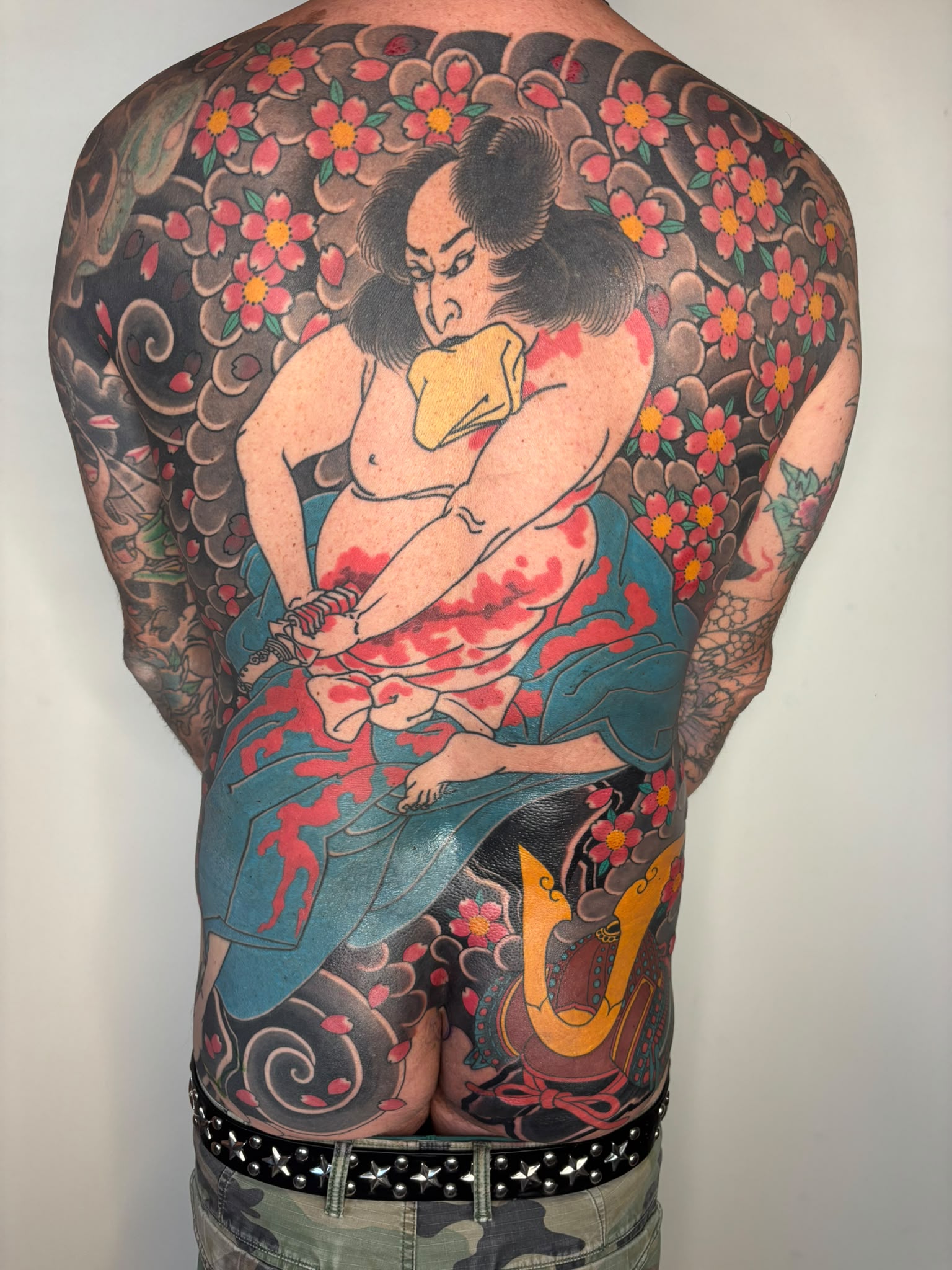 Japanse harakiri tattoo met kersenbloesem op de rug, gezet door Daan Verbruggen (Namakubi Tattoo) bij True Spirit Tattoo Barendrecht