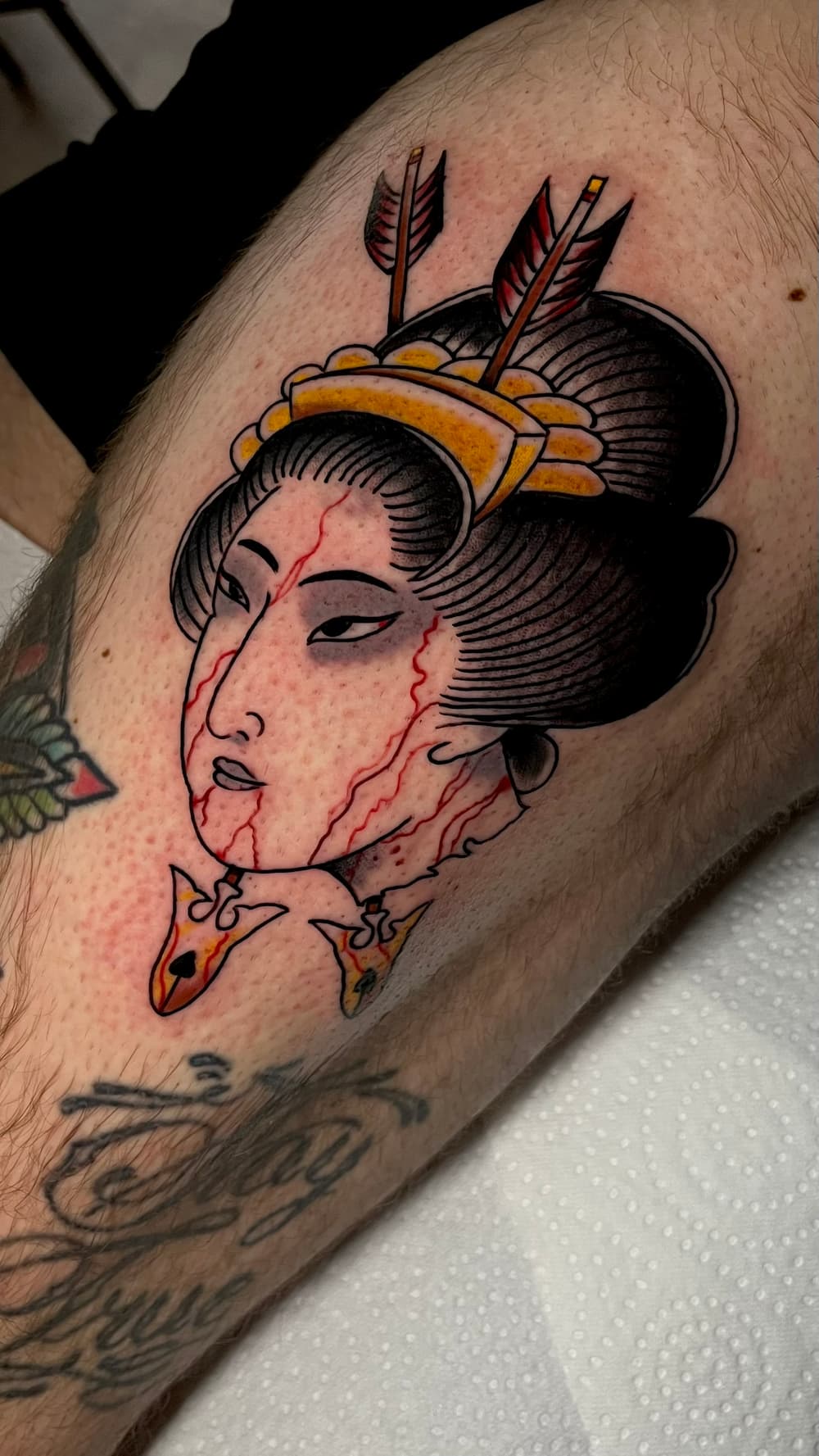 Japanse namakubi tattoo op bovenbeen, gezet door Ernst (stayxgold) bij True Spirit Tattoo Barendrecht