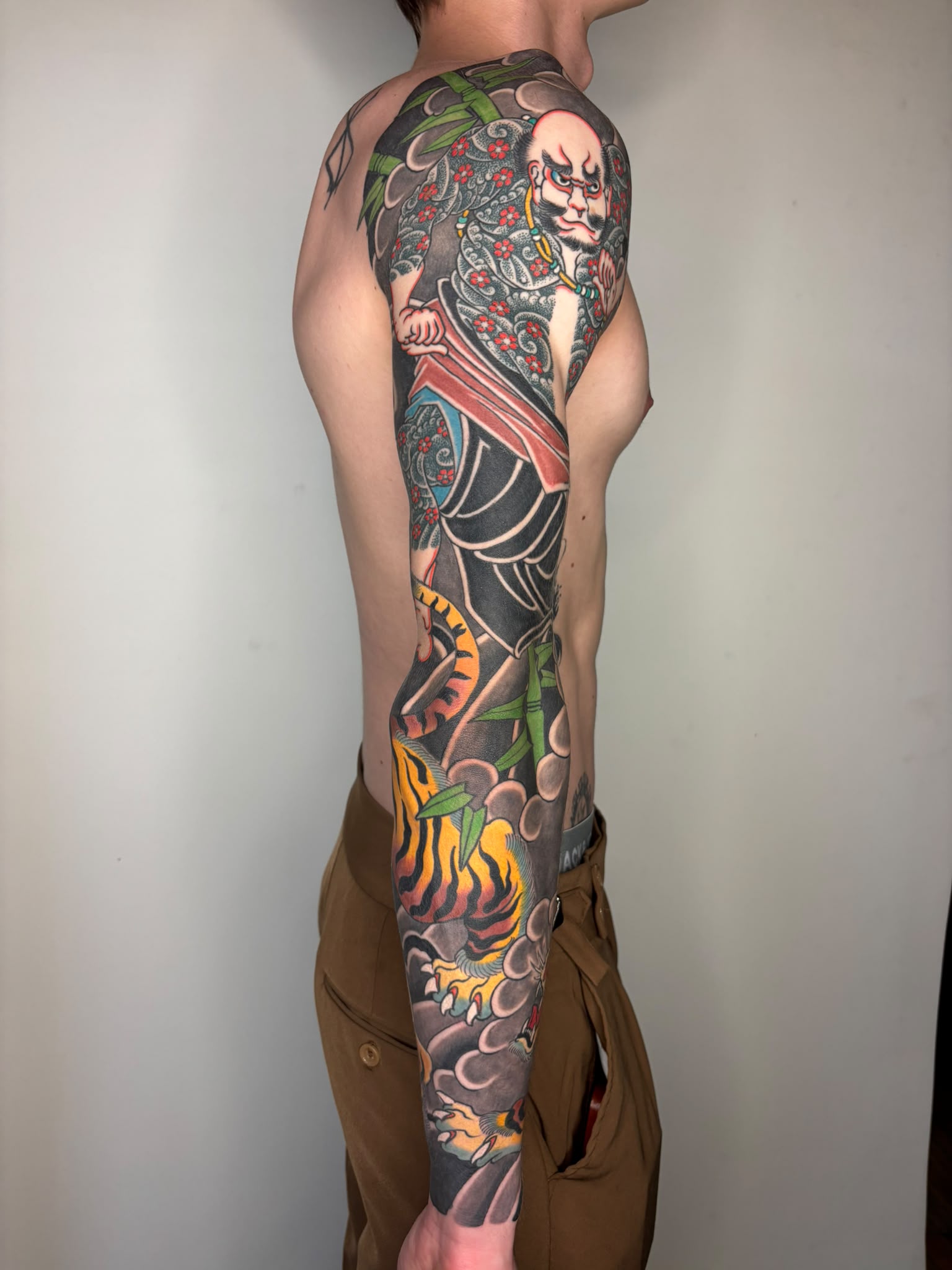 Japanse sleeve tattoo op arm, gezet door Daan Verbruggen (Namakubi Tattoo) bij True Spirit Tattoo Barendrecht