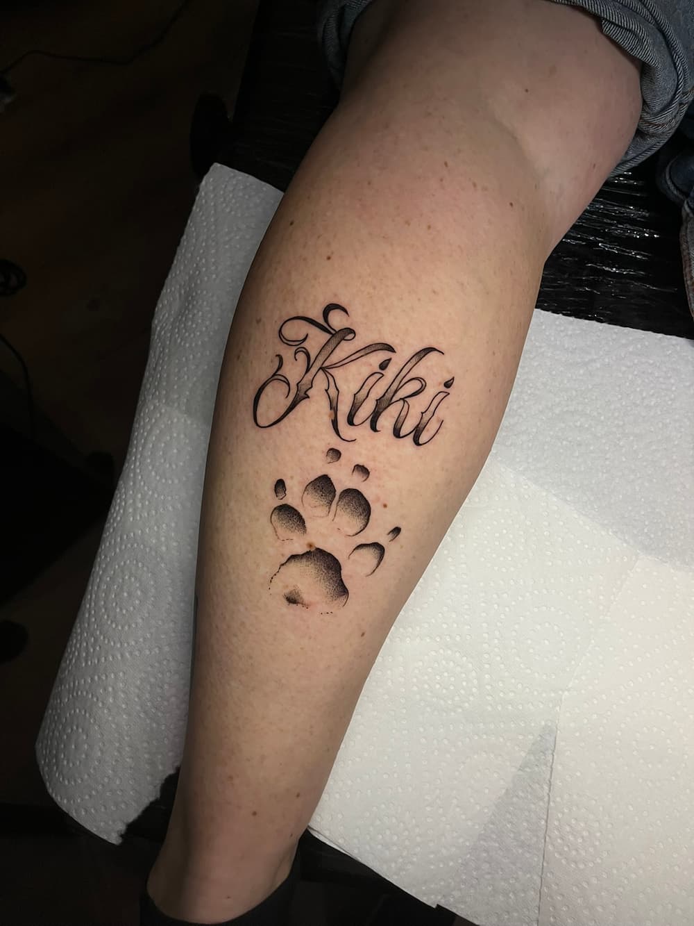 Lettering tattoo op been, gezet door Ernst (stayxgold) bij True Spirit Tattoo Barendrecht