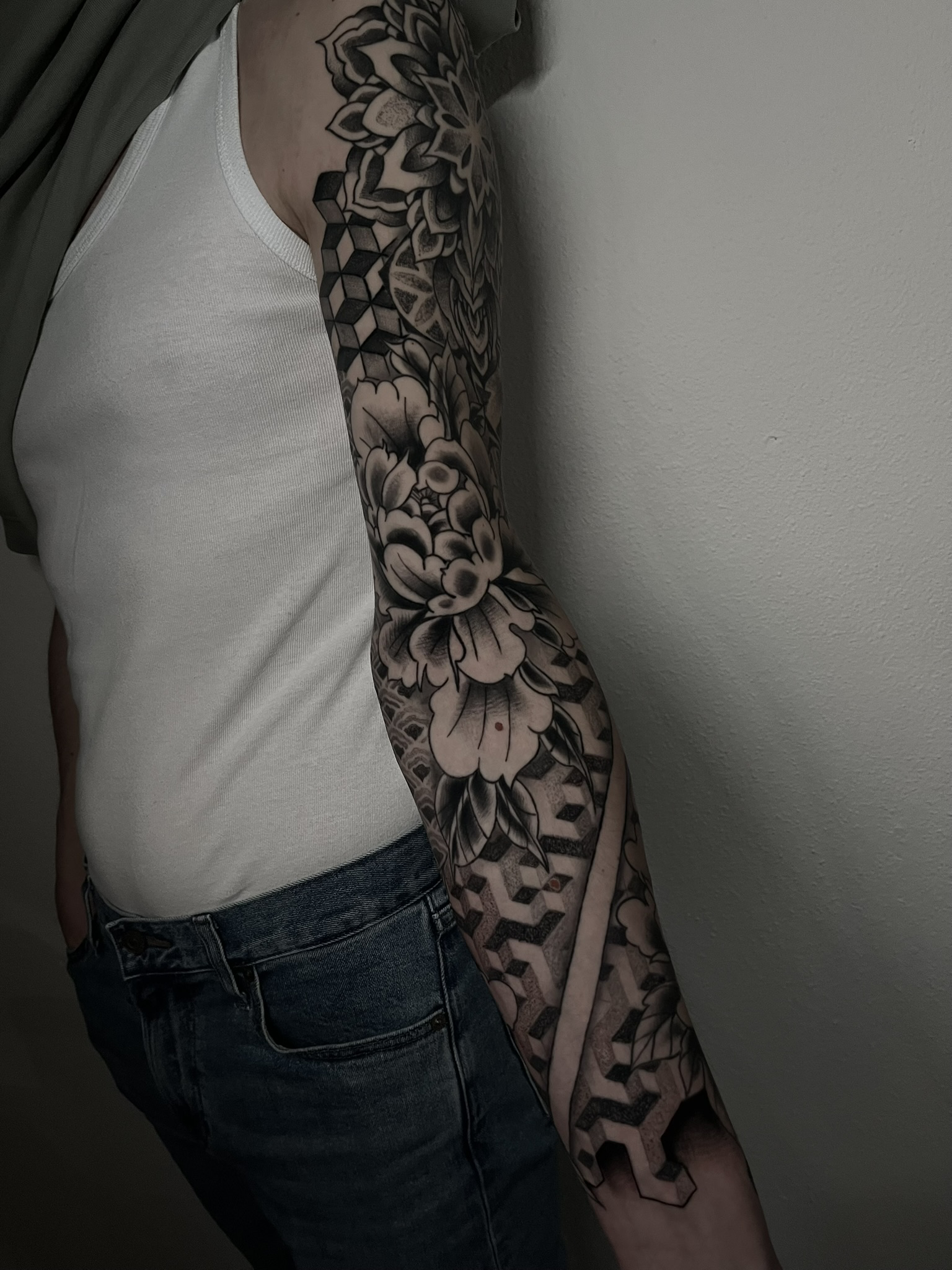 Mandala blackwork tattoo op arm, gezet door Ernst (stayxgold) bij True Spirit Tattoo Barendrecht