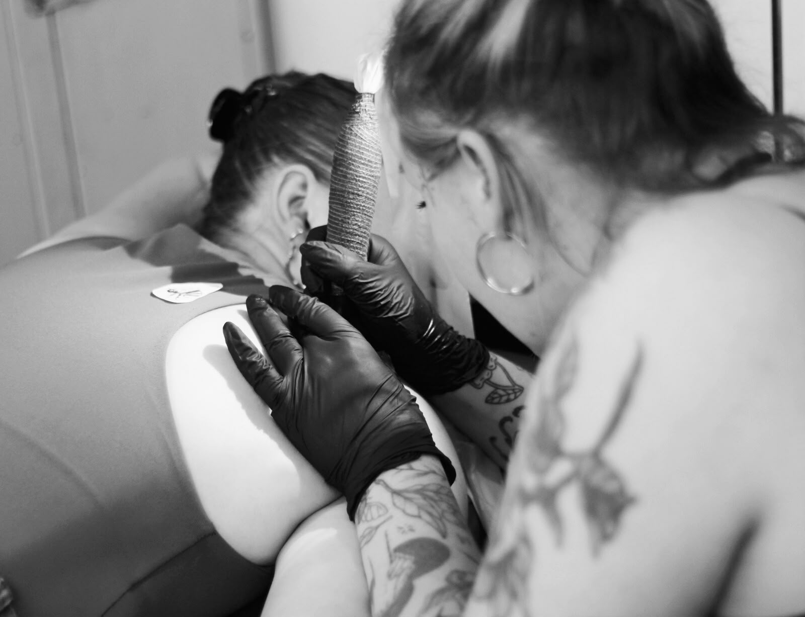 Famke (Ocean Tattoo) zet een rugtattoo bij True Spirit Tattoo in Barendrecht