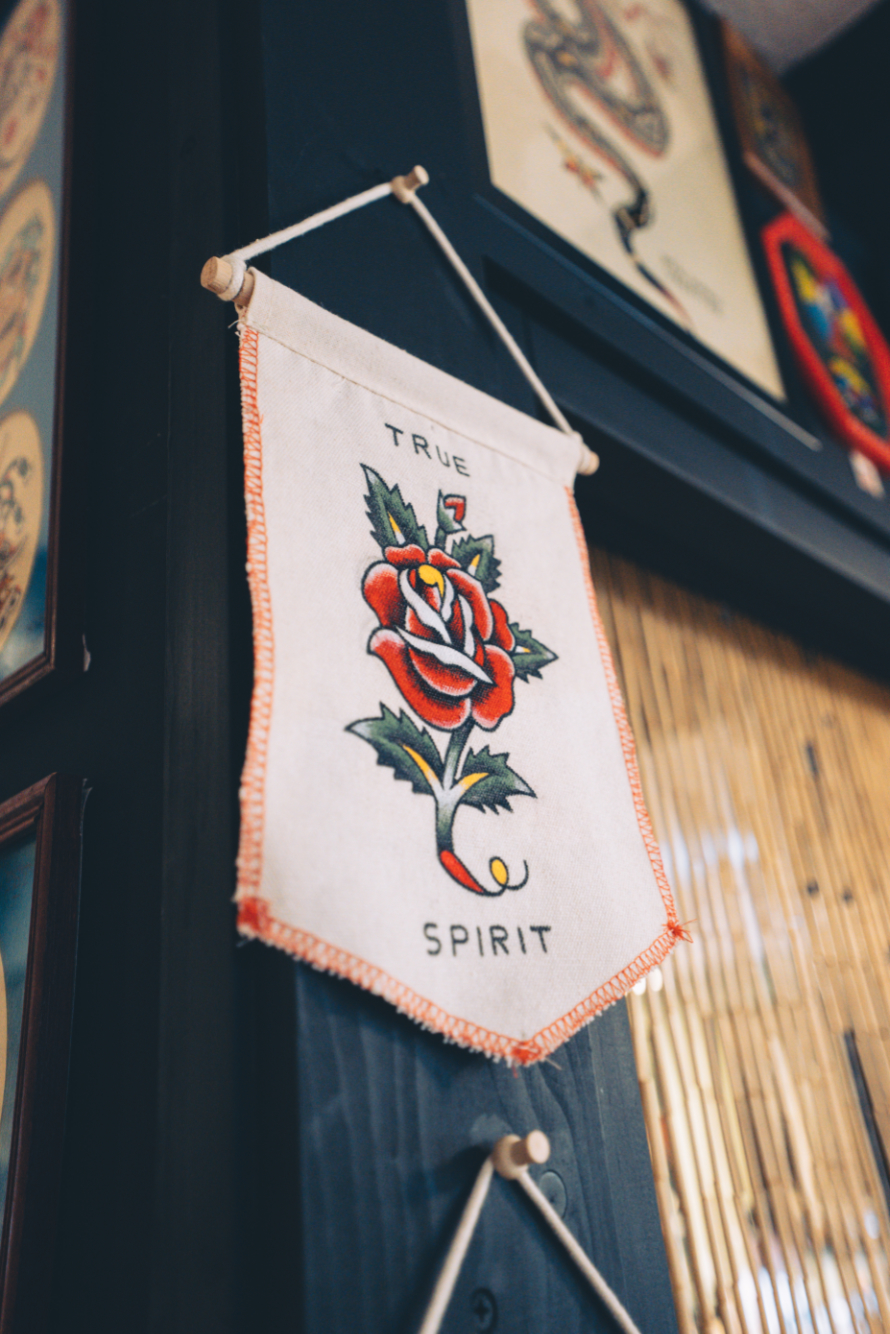Handgeschilderde traditional flash banner in tattoo studio True Spirit Tattoo in Barendrecht