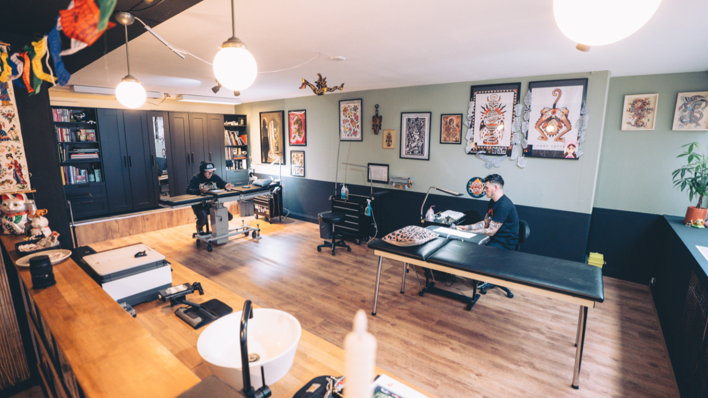 Interieur van tattoo studio True Spirit Tattoo in Barendrecht met werkplekken en traditional flash aan de muur