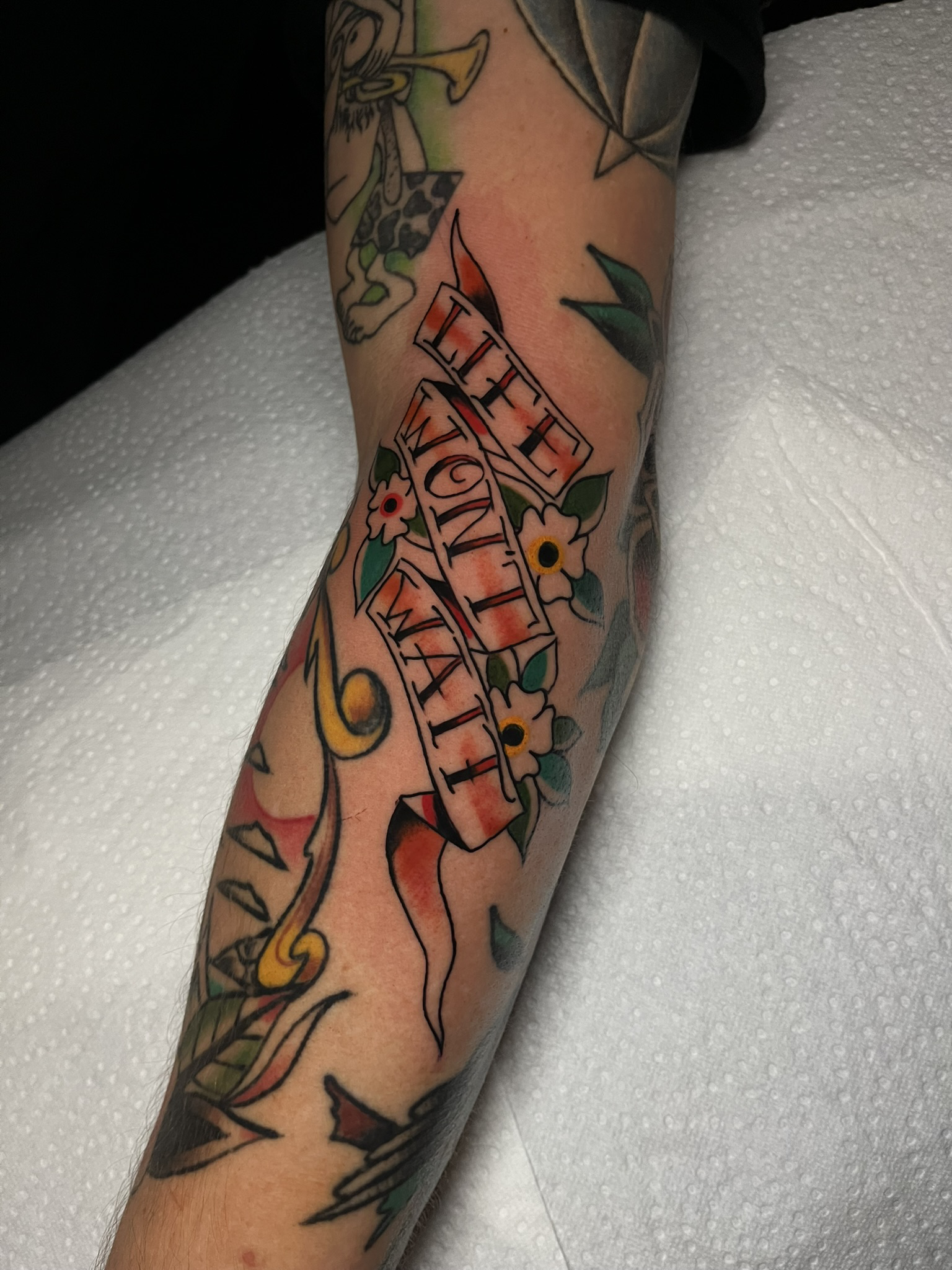 Traditional banner tattoo op arm, gezet door Ernst (stayxgold) bij True Spirit Tattoo Barendrecht