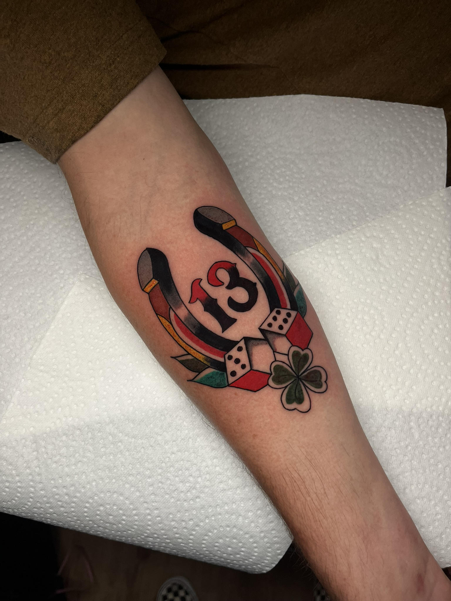 Traditional hoefijzer tattoo op arm, gezet door Ernst (stayxgold) bij True Spirit Tattoo Barendrecht