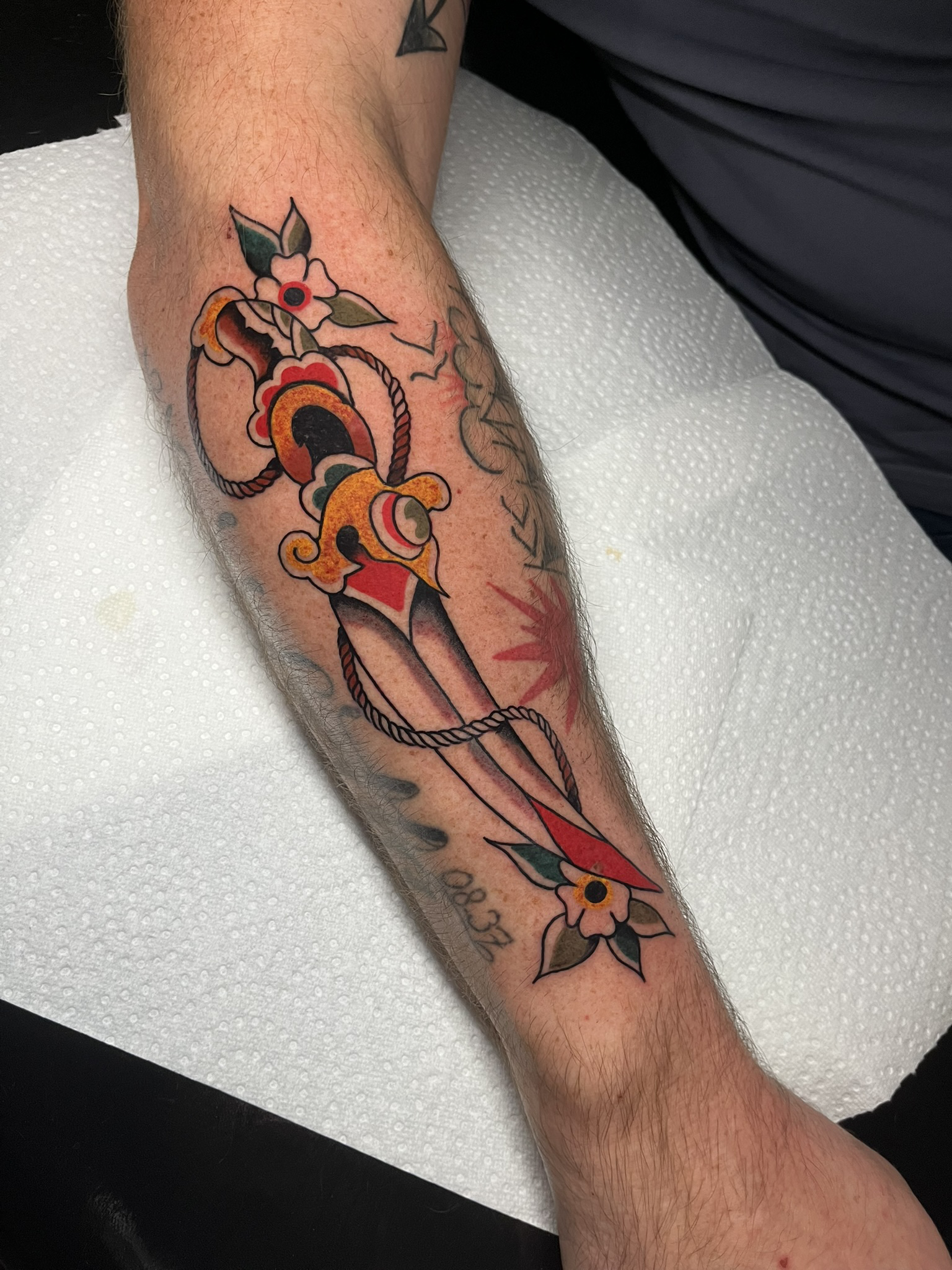 Traditional mes tattoo op arm, gezet door Ernst (stayxgold) bij True Spirit Tattoo Barendrecht