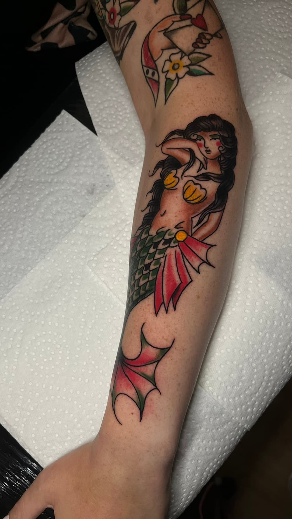 Traditional zeemeermin tattoo op arm, gezet door Ernst (stayxgold) bij True Spirit Tattoo Barendrecht