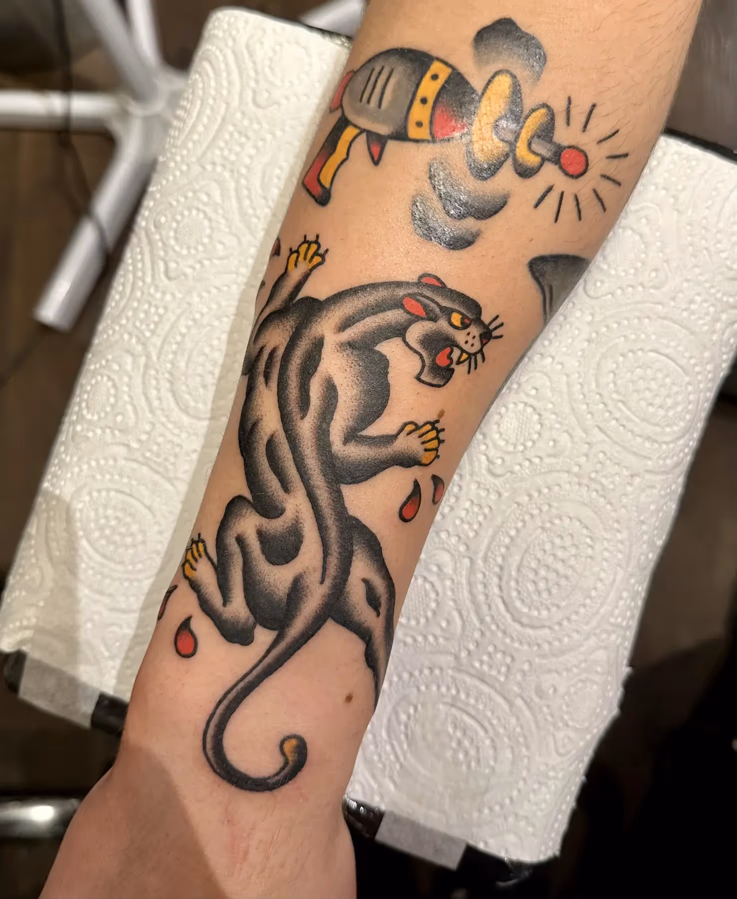 Traditional panter tattoo op onderarm, gezet door Nik Mart bij True Spirit Tattoo Barendrecht