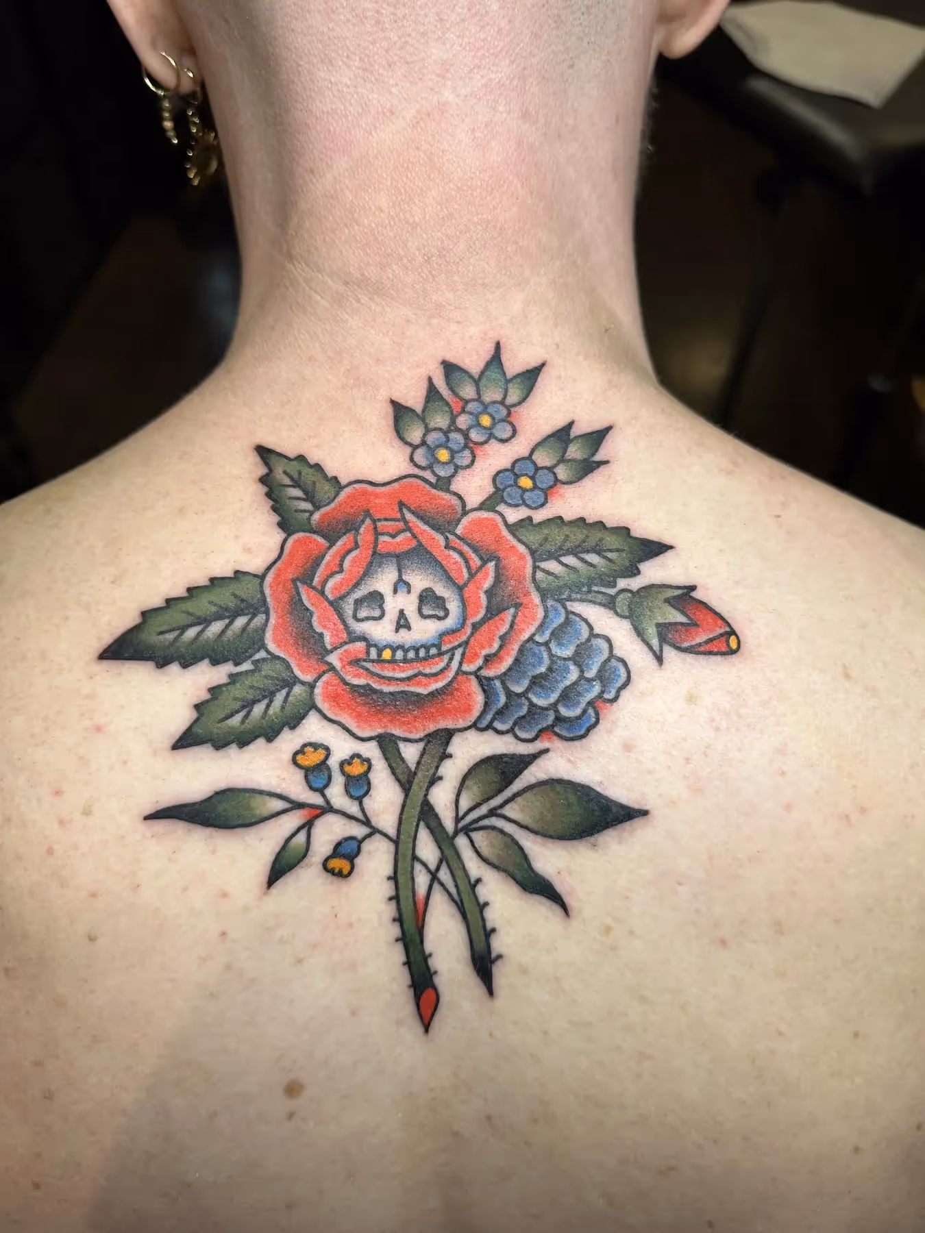 Traditional roos met doodshoofd tattoo op de rug, gezet door Nik Mart bij True Spirit Tattoo Barendrecht
